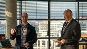 Kyle Crum (links) und Marek Obitko freuen sich über das neue Forschungslabor von Rockwell Automation in Prag. (Bild: Rockwell Automation)