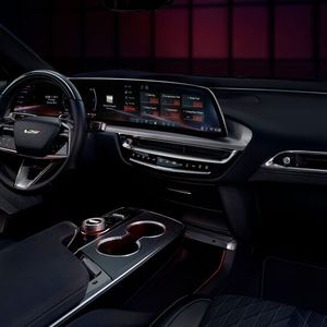 Unter anderem zeugt ein V-Logo im Lenkrand vom gehobenen Leistungspotenzial des Lyriq-V. (Bild: Cadillac)