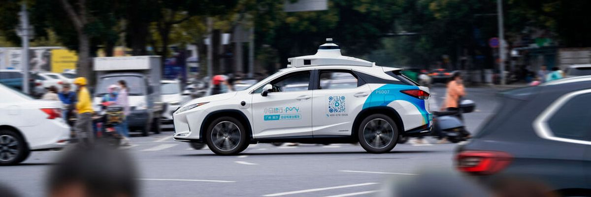 Selbstfahrendes Taxi im Stadtverkehr von Peking. Die chinesische Hauptstadt hat weitere Straßen für fahrerlose Fahrzeuge, sogenannte Robotaxis, freigegeben. (Bild: Pony.ai)