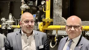 COO Bernd Weidner (links) und Landrat Norbert Heuser bei der Besichtigung der Härterei in Dörzbach. (Bild: Arnold Umformtechnik)